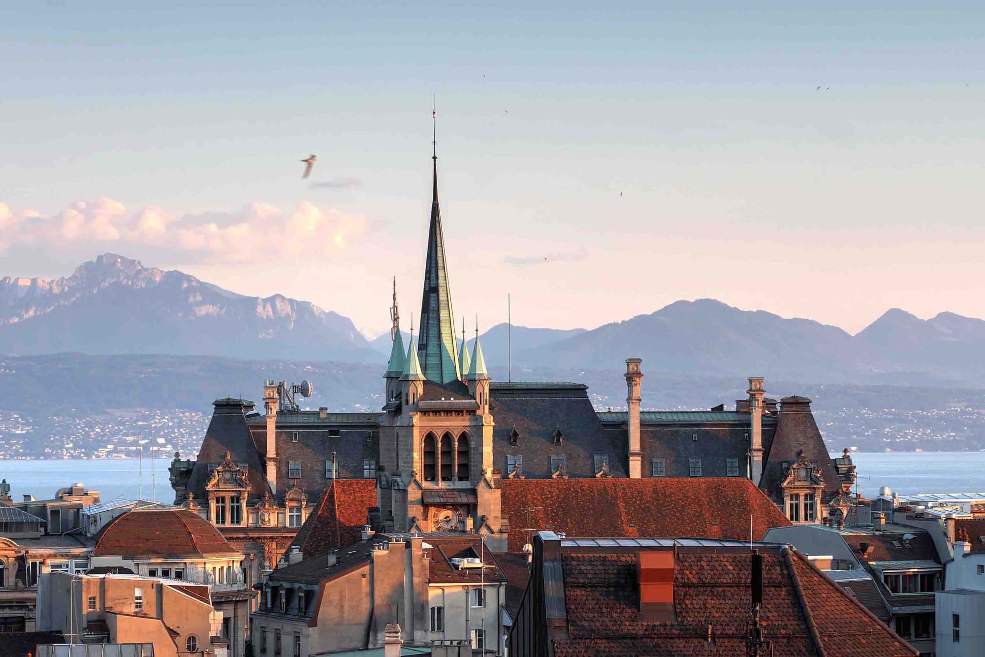 Toit et montagnes à Lausanne au coucher du soleil.