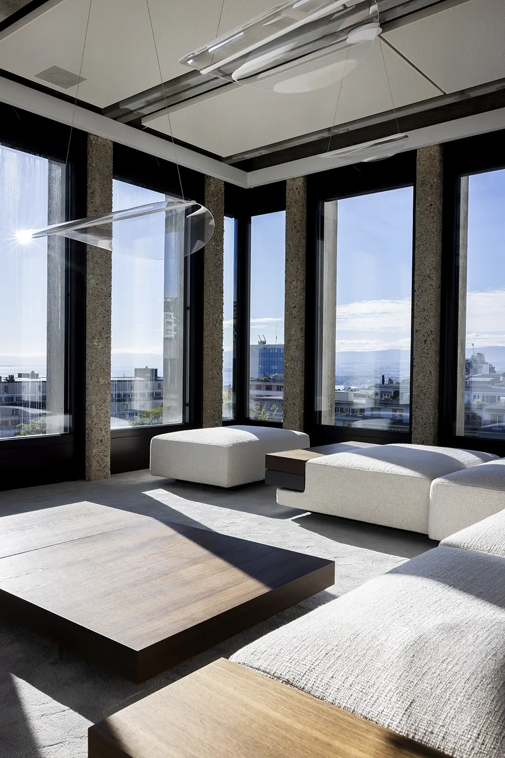 Salle de réunion moderne avec vue panoramique.