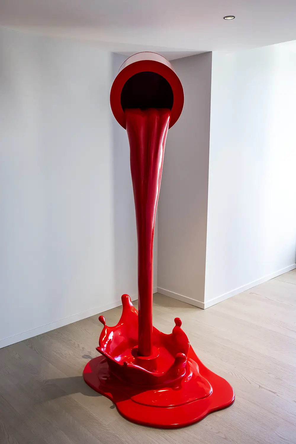 Sculpture de peinture rouge éclaboussant du plafond.