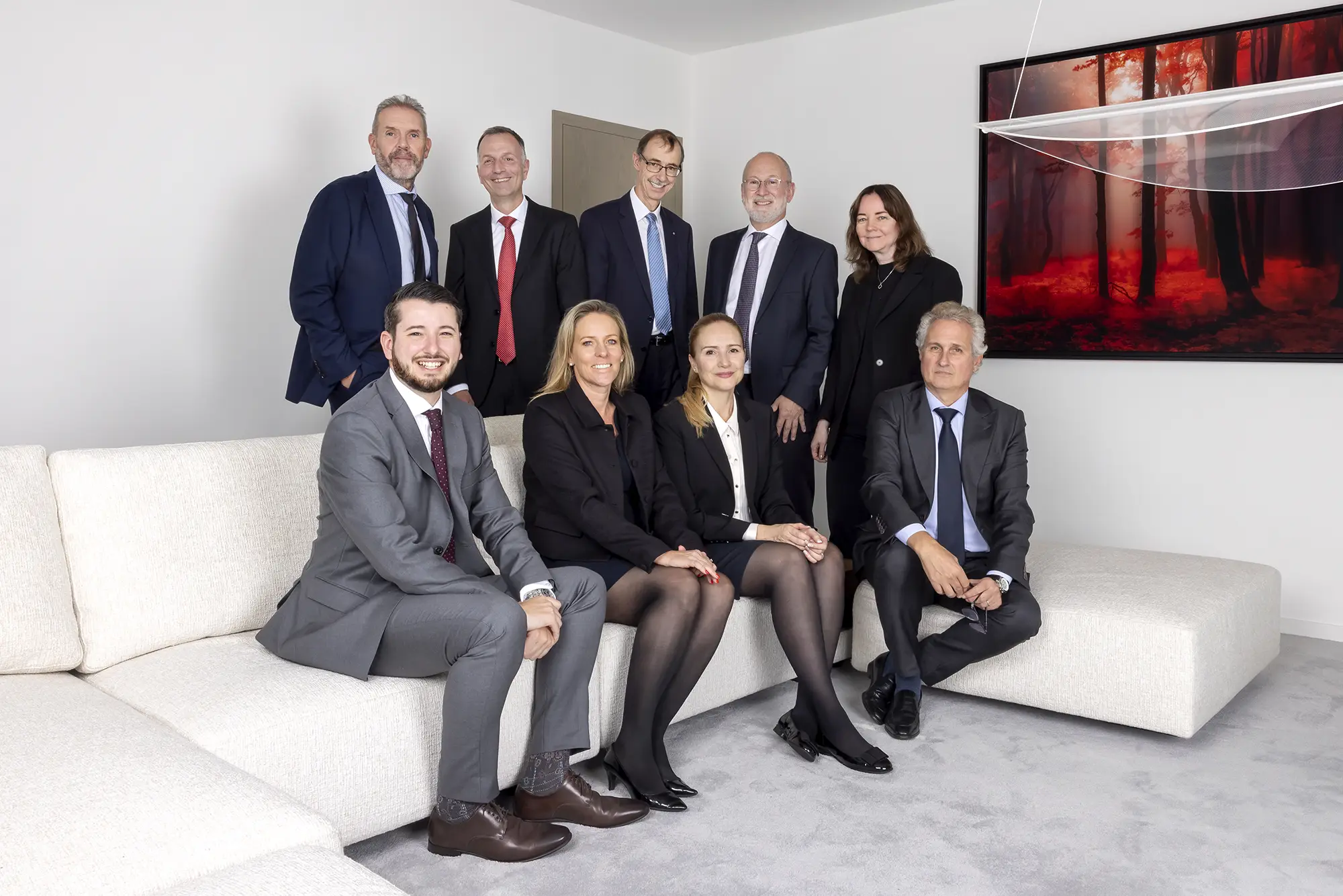 Groupe de personnes en vêtements professionnels